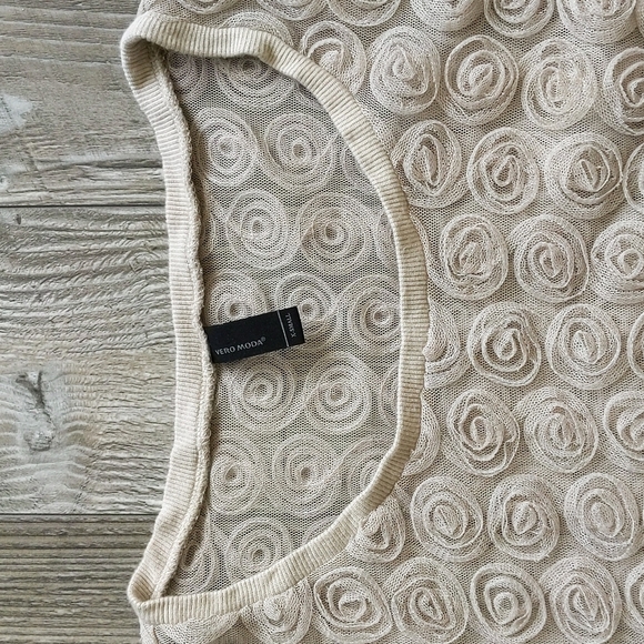 BOGO!! VERO MODA Mesh Raised Floral Sweater XS - Picture 5 of 6